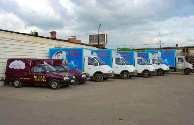 Процесс оклейки грузового автотранспорта в Москве      